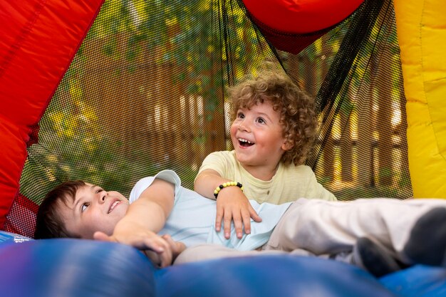 Jak korzystać z hamaka sensorycznego dla prawidłowego rozwoju dziecka?